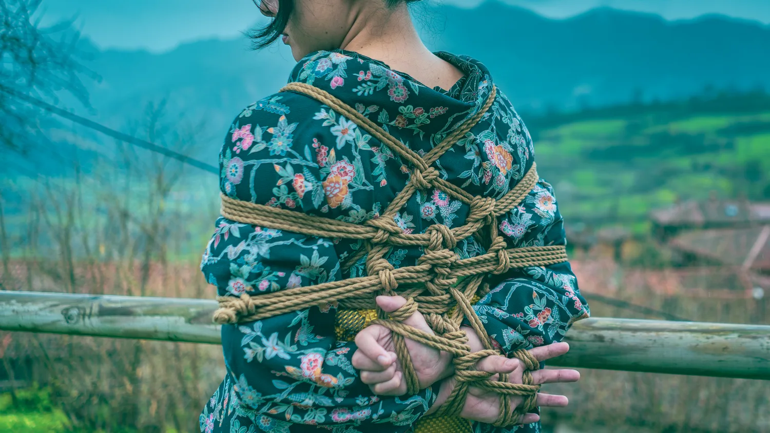 Hands demonstrating a gote during a rope workshop