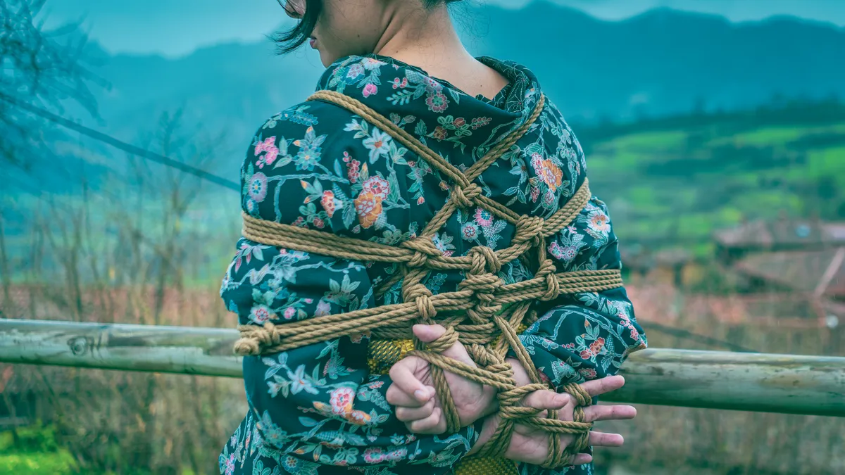 Hands demonstrating a gote during a rope workshop